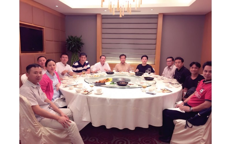 公司员工与国外客户亲如一家